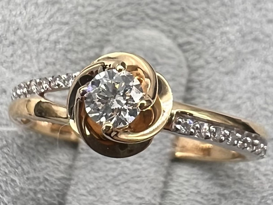 На фото Золотые кольца в Казахстане №кольцо из красного золота с бриллиантом 17 вес 2.62 г:     .