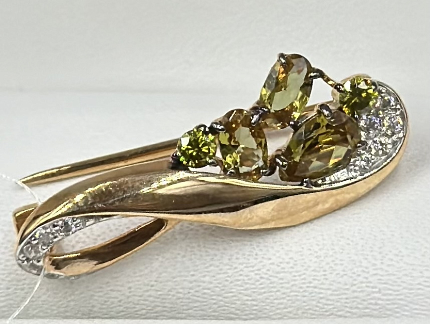 На фото Золотые броши в Казахстане №брошь из красного золота с фианитом и султанитом вес 2.34 г:     .