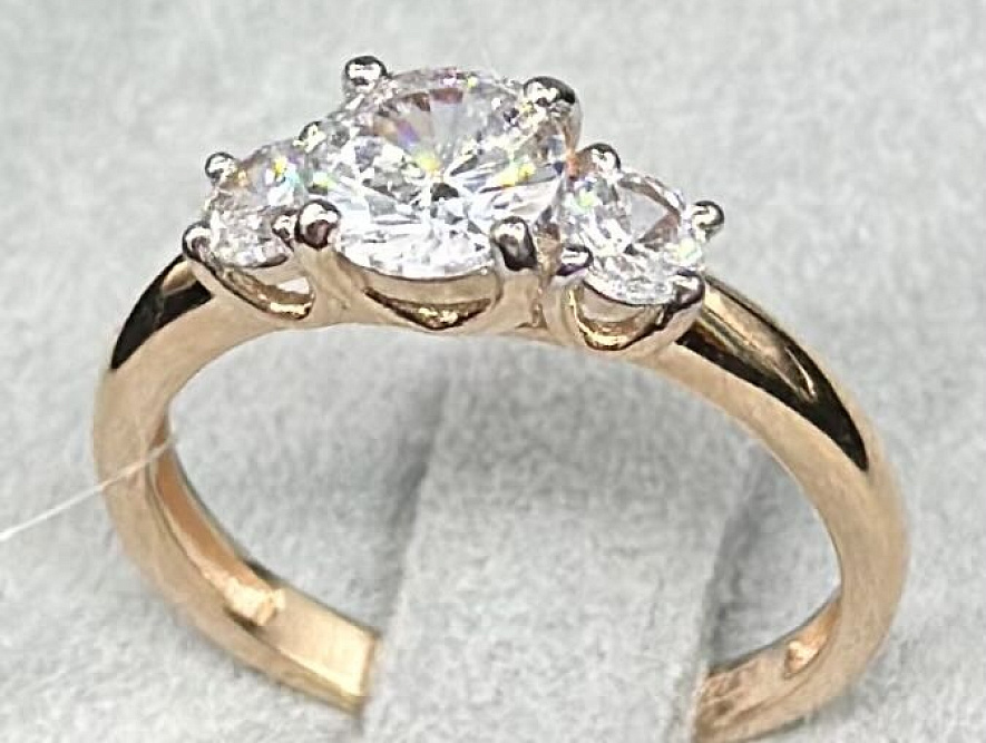 На фото Золотые кольца в Казахстане №кольцо из красного золота с фианитом 16.5 вес 2.17 г:     .