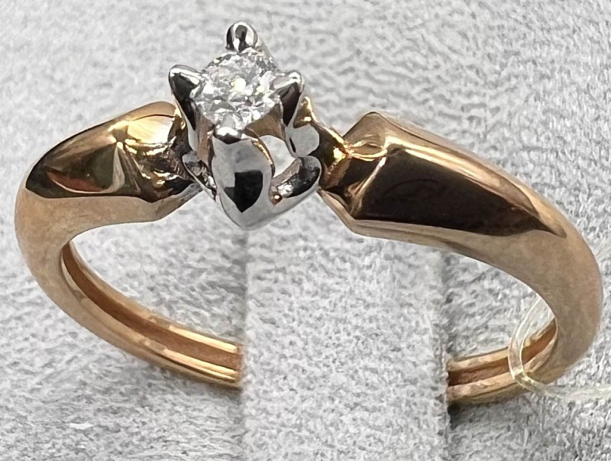 На фото Золотые кольца в Казахстане №кольцо из белого золота с бриллиантом 17 вес 1.35 г:     .