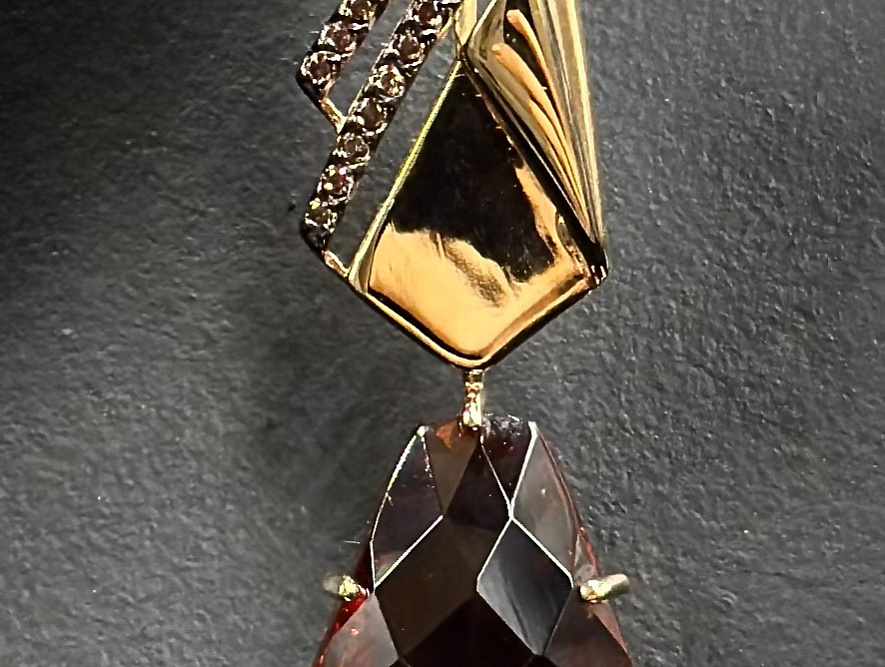 На фото Золотые подвески в Казахстане №подвеска из красного золота с фианитом и ситаллом вес 3.21 г:     .