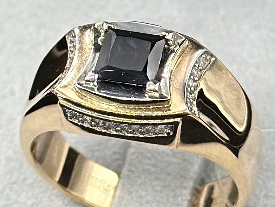 На фото Золотые печатки в Казахстане №печатка из красного золота с бриллиантом и сапфиром 20.5 вес 7.2 г:     .