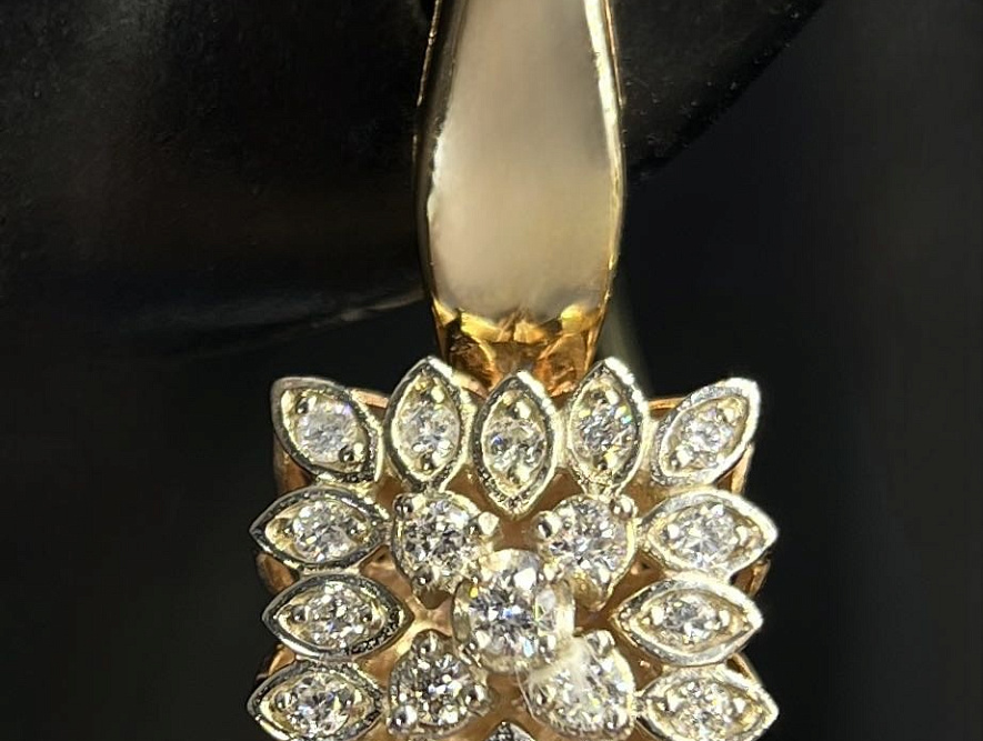 На фото Золотые серьги  №серьги из красного золота с бриллиантом вес 5.33 г:     .