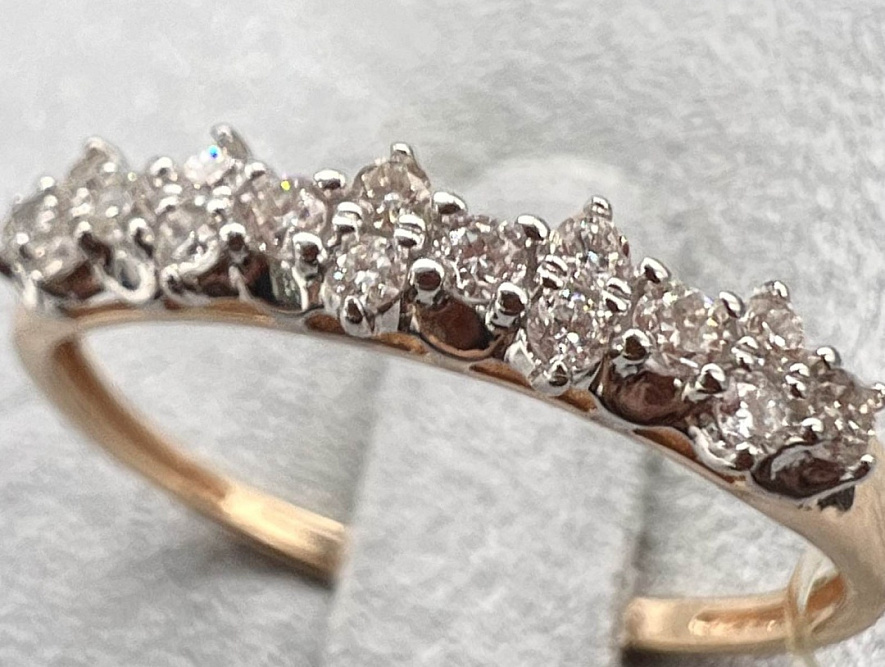 На фото Золотые кольца в Казахстане №кольцо из белого золота с бриллиантом 19 вес 1.56 г:     .