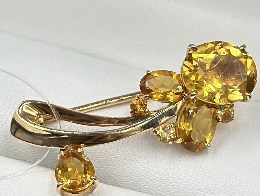 На фото Золотые броши в Казахстане №брошь из красного золота с цитрином вес 3.61 г:     .