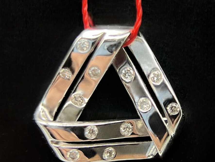 На фото Золотые подвески в Казахстане №подвеска из белого золота с бриллиантом вес 1.36 г:     .