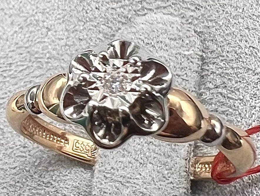 На фото Золотые кольца в Казахстане №кольцо из белого золота с бриллиантом 16 вес 2.14 г:     .