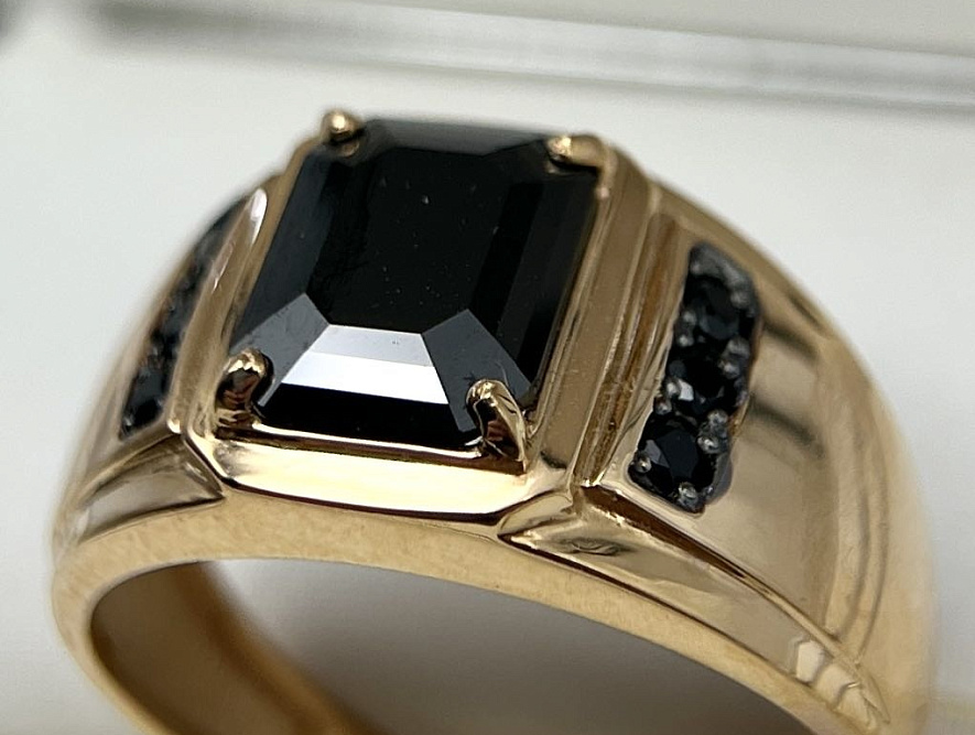 На фото Золотые печатки в Казахстане №печатка из красного золота с ониксом и фианитом 21 вес 7.16 г:     .