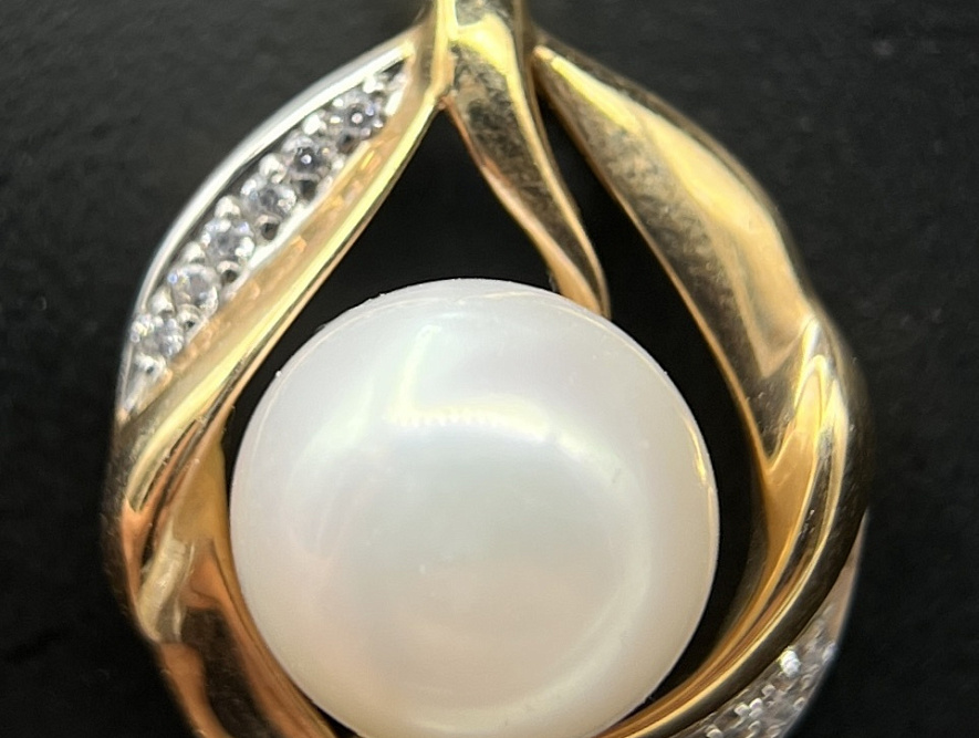 На фото Золотые подвески в Казахстане №подвеска из красного золота с жемчугом и фианитом вес 2.44 г:     .