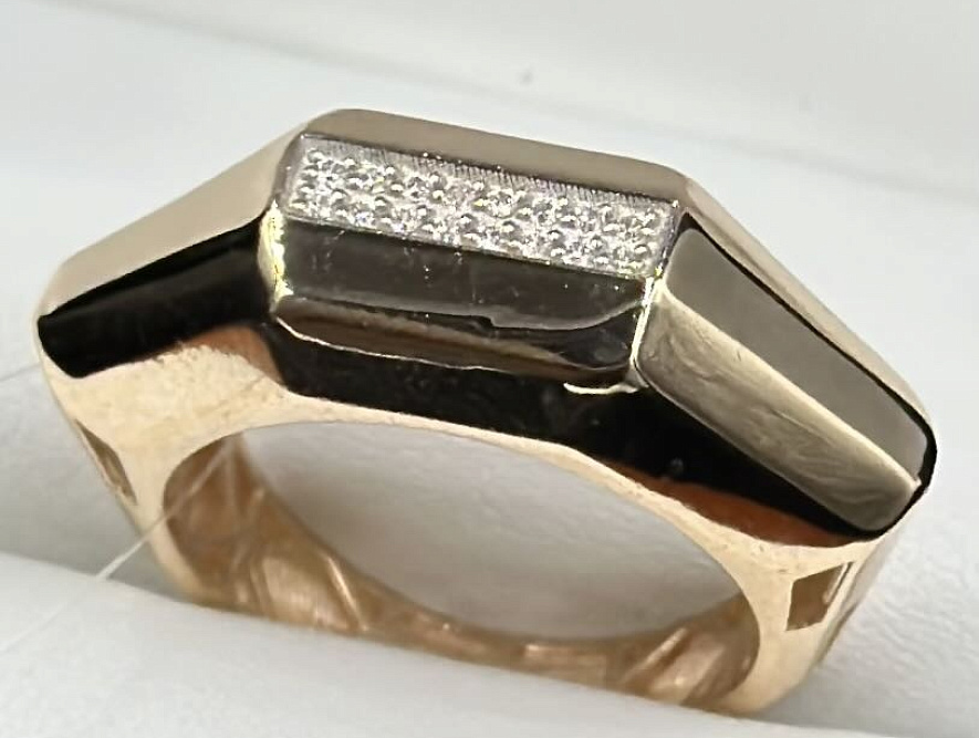 На фото Золотые кольца в Казахстане №кольцо из красного золота с фианитом 18 вес 3.42 г:     .