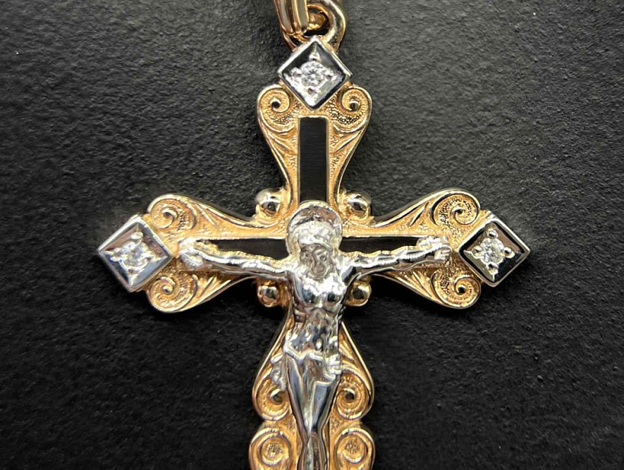 На фото Золотые кресты в Казахстане №крестик из белого золота с фианитом вес 4 г:     .