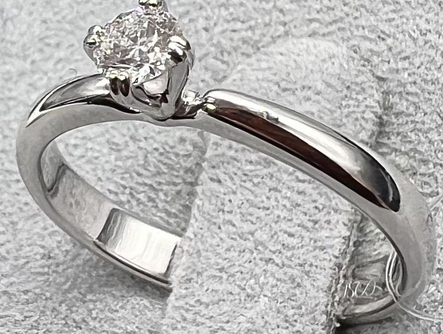 На фото Золотые кольца в Казахстане №кольцо из белого золота с бриллиантом 15.5 вес 2.02 г:     .