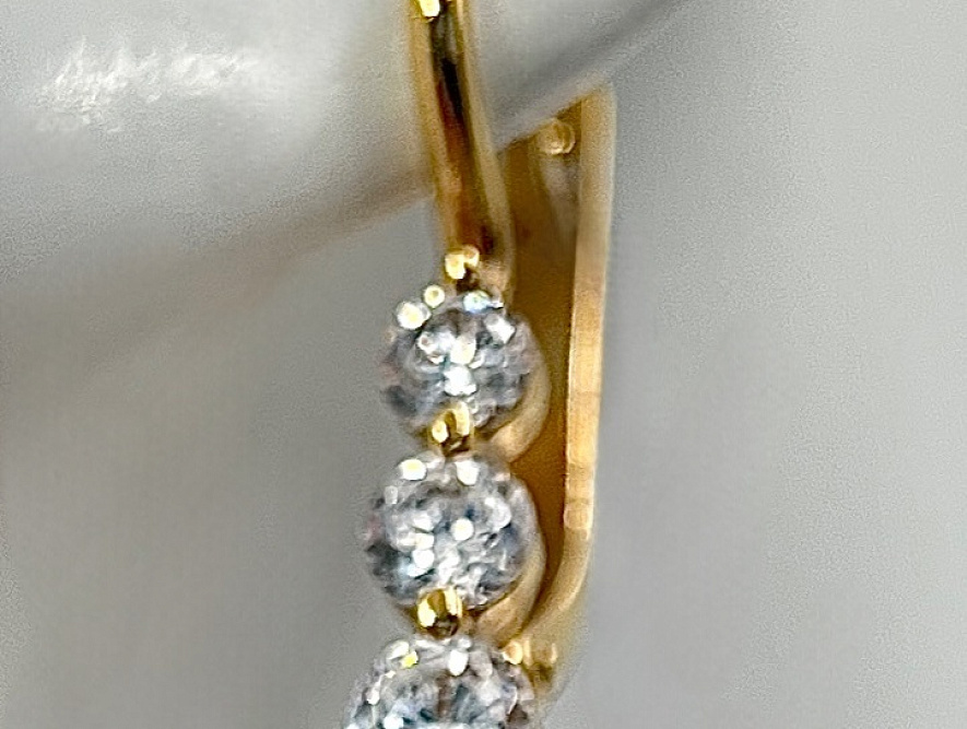 На фото Золотые серьги  №серьги из красного золота с фианитом вес 3.02 г:     .