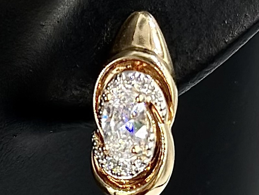 На фото Золотые серьги  №серьги из красного золота с фианитом вес 4.35 г:     .