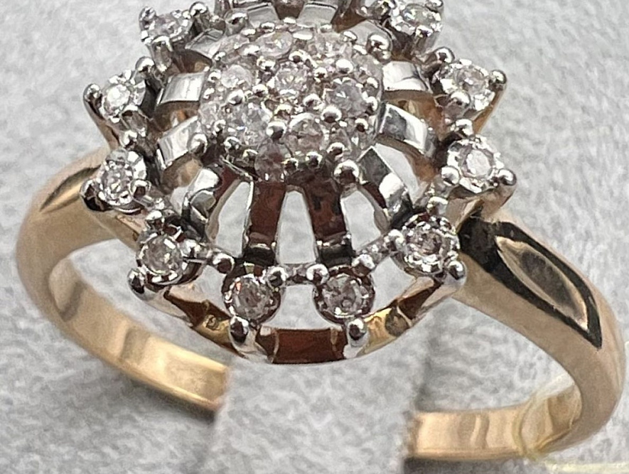 На фото Золотые кольца в Казахстане №кольцо из белого золота с бриллиантом 20 вес 3.76 г:     .