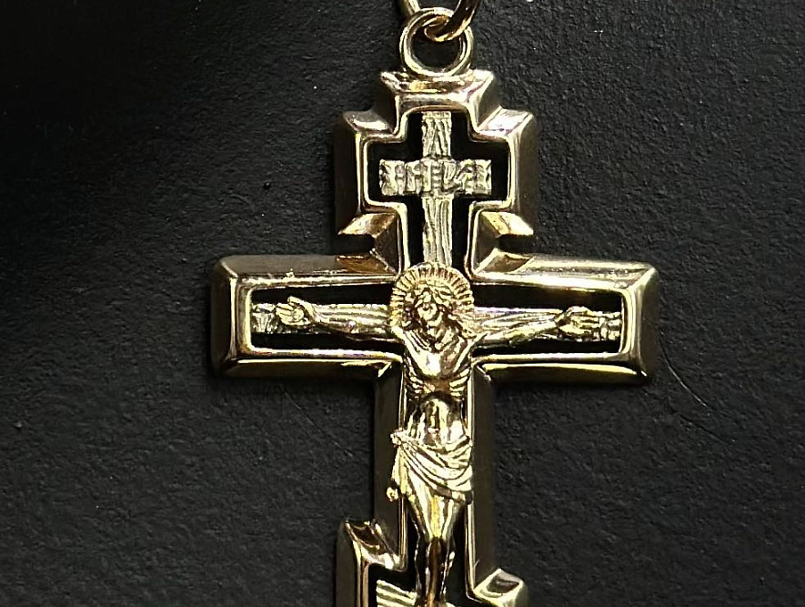 На фото Золотые кресты в Казахстане №крестик из красного золота без вставки вес 2.84 г:     .
