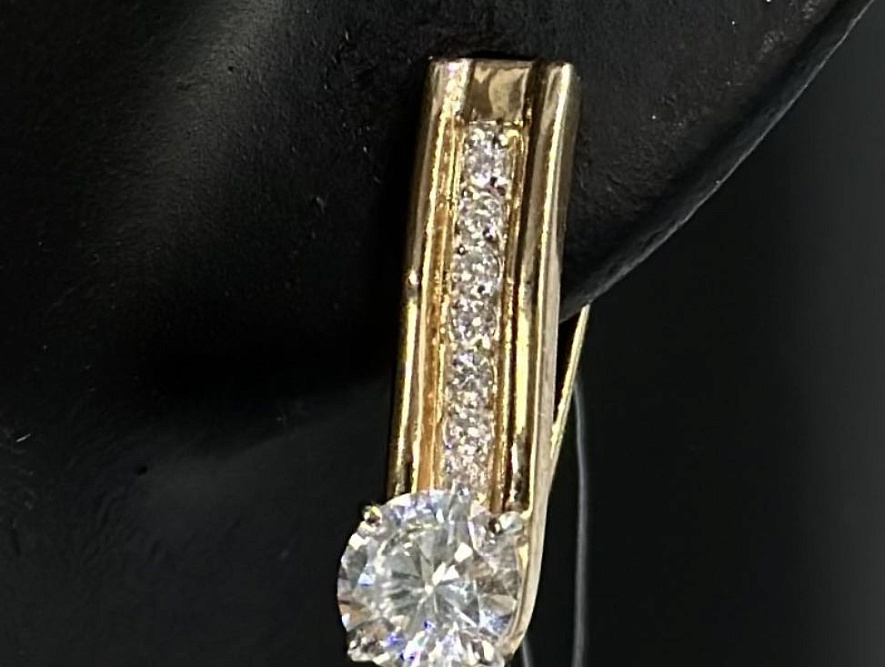 На фото Золотые серьги  №серьги из красного золота с фианитом вес 3.3 г:     .