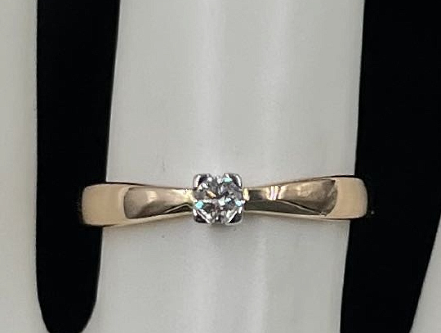 На фото Золотые кольца в Казахстане №кольцо из белого золота с бриллиантом 16.5 вес 0.89 г:     .