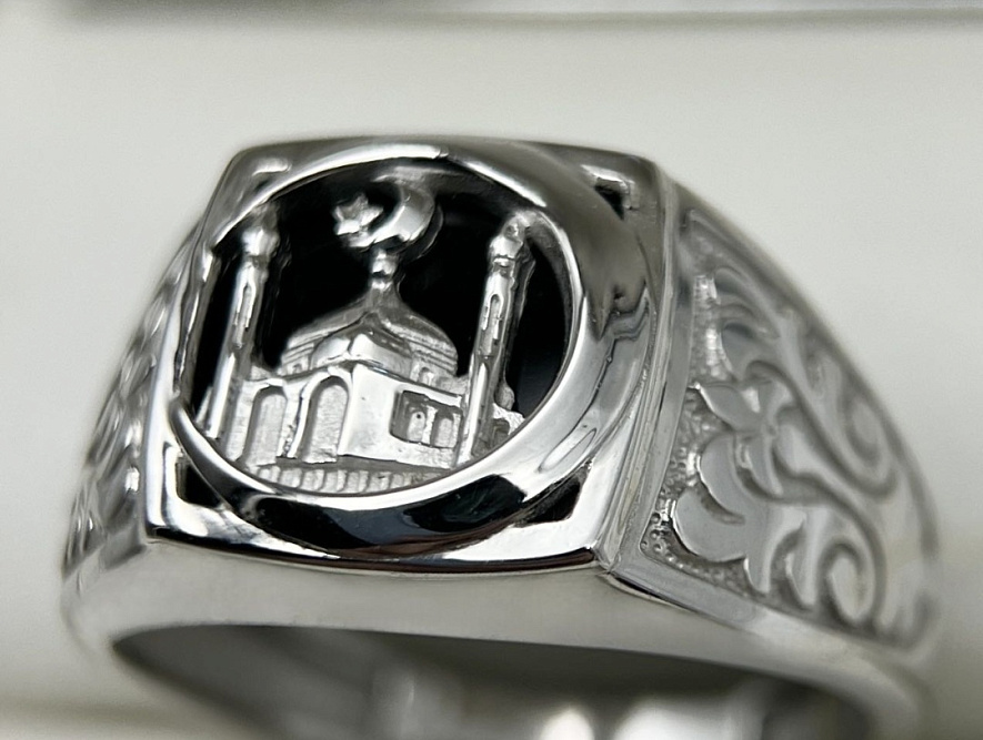 На фото Золотые печатки в Казахстане №печатка из белого золота с ониксом 20.5 вес 5.94 г:     .