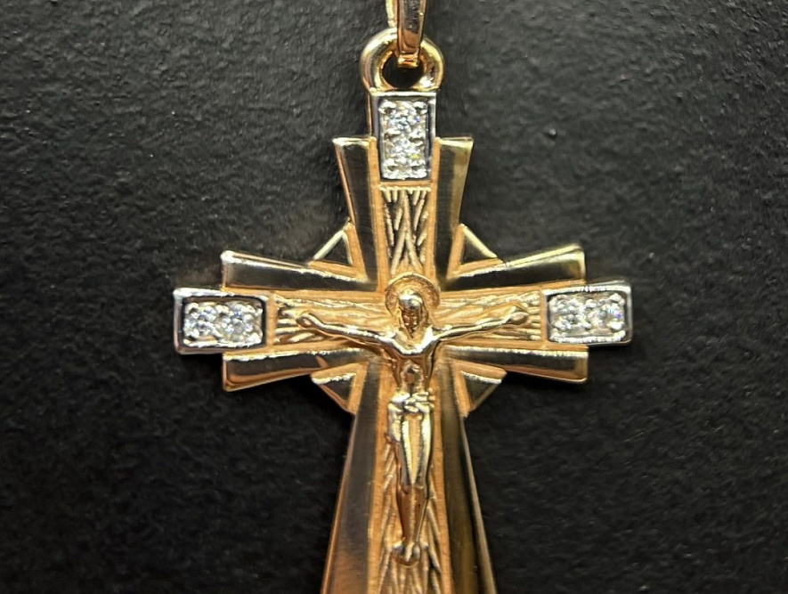 На фото Золотые кресты в Казахстане №крестик из красного золота с фианитом вес 1.56 г:     .