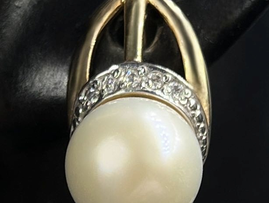 На фото Золотые серьги  №серьги из красного золота с жемчугом и фианитом вес 6.15 г:     .