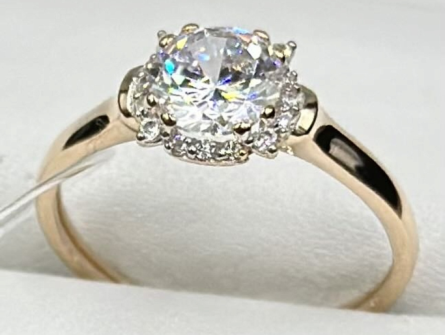 На фото Золотые кольца в Казахстане №кольцо из красного золота с фианитом 17.5 вес 1.8 г:     .