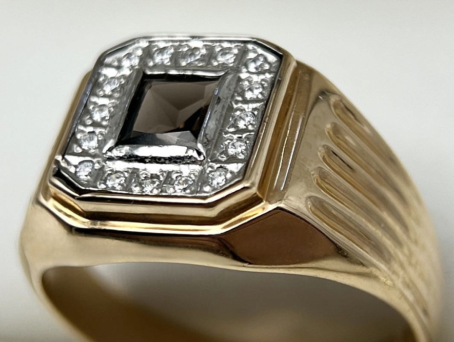 На фото Золотые печатки в Казахстане №печатка из белого золота с раухтопазом и фианитом 19.5 вес 6.26 г:     .