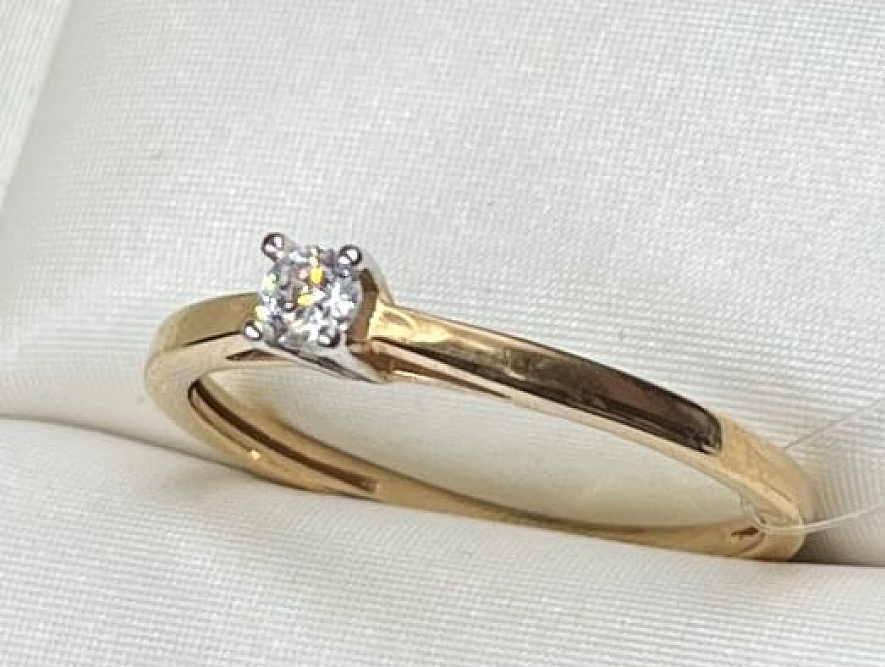 На фото Золотые кольца в Казахстане №кольцо из белого золота с фианитом 17.5 вес 1.74 г:     .