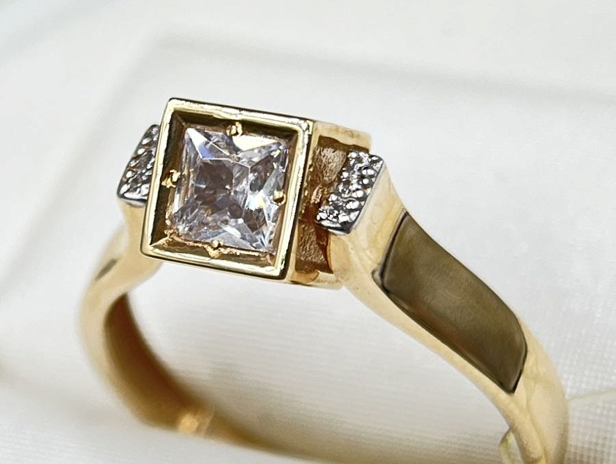 На фото Золотые кольца в Казахстане №кольцо из красного золота с фианитом 17.5 вес 2.86 г:     .