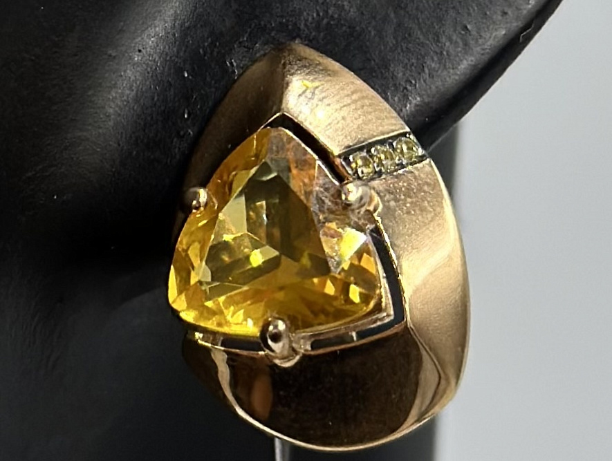 На фото Золотые серьги  №серьги из красного золота с фианитом и цитрином вес 5.8 г:     .