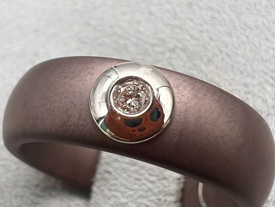 На фото Золотые кольца в Казахстане №кольцо из белого золота с бриллиантом и керамикой 16 вес 0.46 г:     .