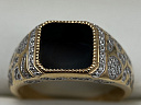На фото Золотые печатки в Казахстане №печатка из красного золота с фианитом и ониксом 21 вес 6.07 г:     .