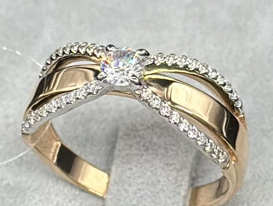 На фото Золотые кольца в Казахстане №кольцо из красного золота с фианитом 18 вес 3.16 г:     .