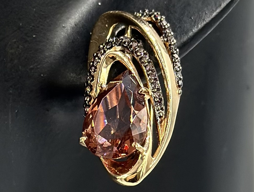 На фото Золотые серьги  №серьги из красного золота с фианитом и ситаллом вес 6.47 г:     .