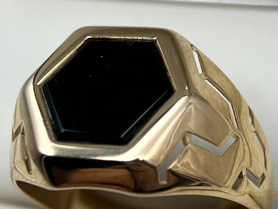 На фото Золотые печатки в Казахстане №печатка из красного золота с агатом 22.5 вес 4.44 г:     .