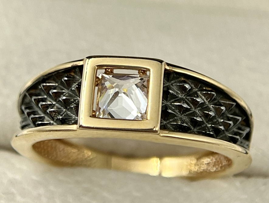 На фото Золотые печатки в Казахстане №печатка из красного золота с фианитом 19.5 вес 4.74 г:     .