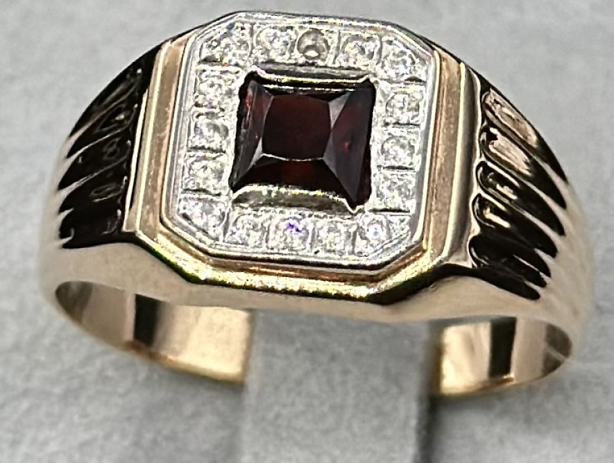 На фото Золотые печатки в Казахстане №печатка из красного золота с фианитом и гранатом 21.5 вес 6.38 г:     .