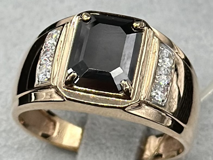 На фото Золотые печатки в Казахстане №печатка из красного золота с фианитом и ониксом 21 вес 7.15 г:     .