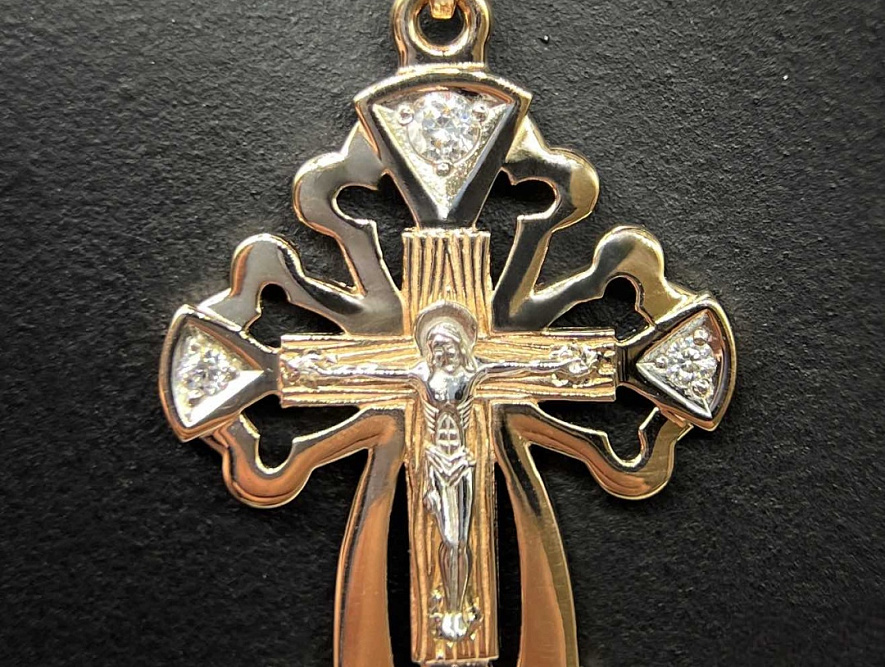 На фото Золотые кресты в Казахстане №крестик из белого золота с фианитом вес 2.67 г:     .