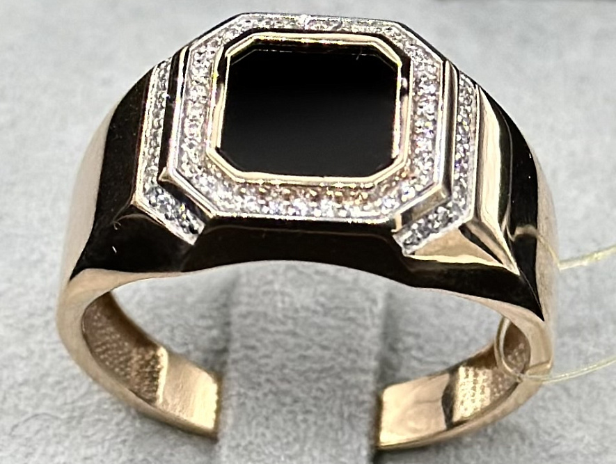 На фото Золотые печатки в Казахстане №печатка из красного золота с фианитом и ониксом 22 вес 6.64 г:     .