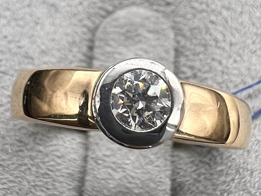 На фото Золотые кольца в Казахстане №кольцо из белого золота с бриллиантом 17 вес 2.81 г:     .