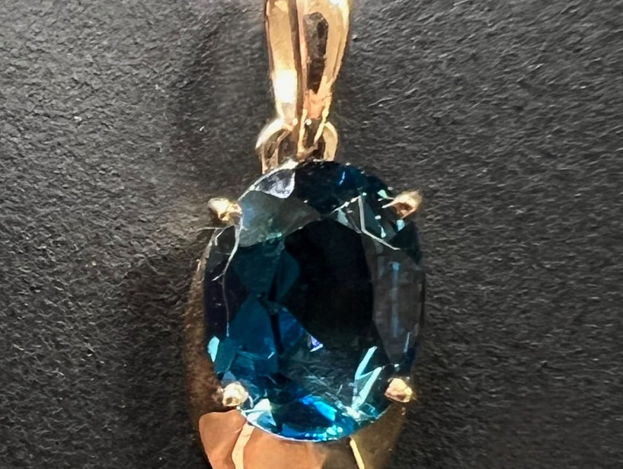 На фото Золотые подвески в Казахстане №подвеска из красного золота с лондон топазом вес 1.08 г:     .