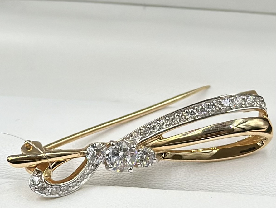 На фото Золотые броши в Казахстане №брошь из красного золота с фианитом вес 3.85 г:     .