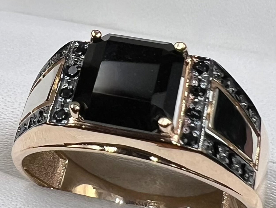 На фото Золотые печатки в Казахстане №печатка из красного золота с фианитом и ониксом 21.5 вес 5.36 г:     .