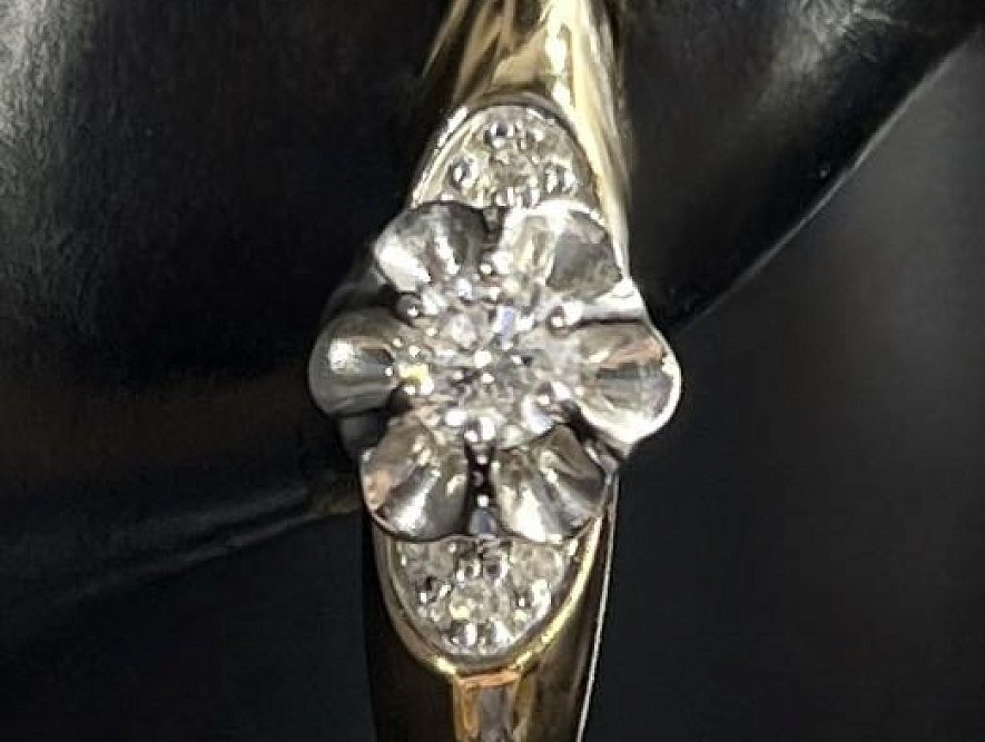 На фото Золотые серьги  №серьги из белого золота с бриллиантом вес 3.8 г:     .