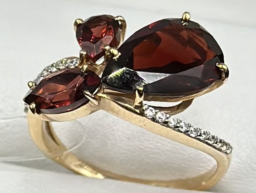 На фото Золотые кольца в Казахстане №кольцо из красного золота с фианитом и гранатом 16.5 вес 3.32 г:     .