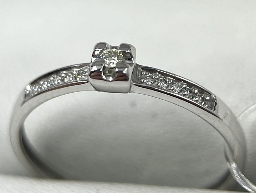 На фото Золотые кольца в Казахстане №кольцо из белого золота с бриллиантом 16 вес 0.76 г:     .