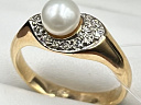 На фото Золотые кольца в Казахстане №кольцо из красного золота с жемчугом 18.5 вес 4.83 г:     .