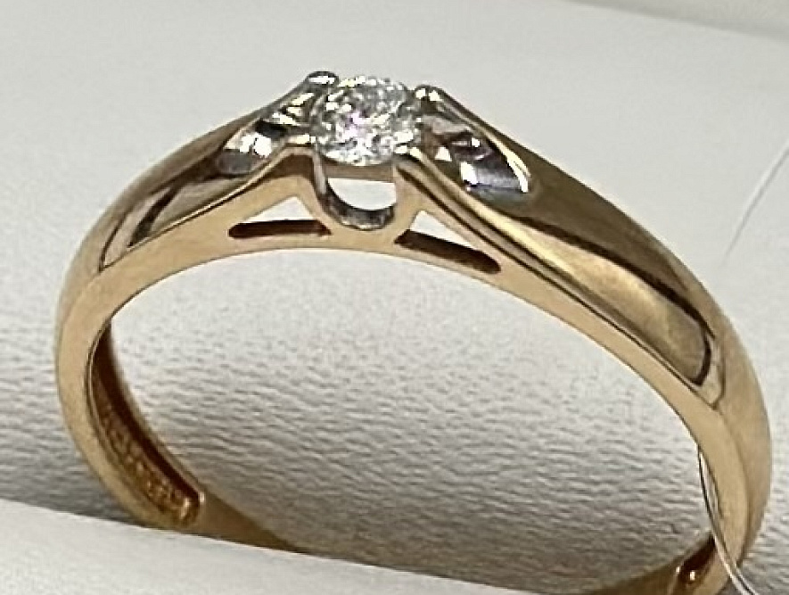 На фото Золотые кольца в Казахстане №кольцо из красного золота с бриллиантом 16 вес 1.56 г:     .