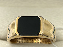 На фото Золотые печатки в Казахстане №печатка из красного золота с ониксом 20.5 вес 3.97 г:     .